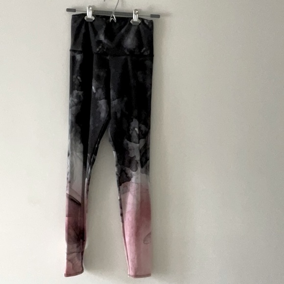 Super cool workout leggings! Fit medium-large. - Picture 1 of 3